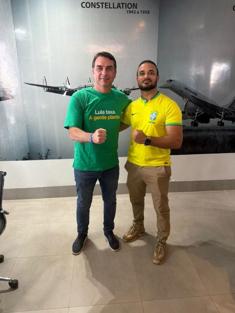 Capitão Alden recepciona Flávio Bolsonaro em solo baiano
