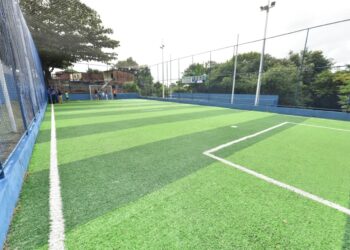 Em dia de jogo do Brasil, Prefeitura entrega arena de grama sintética em Cajazeiras XI e supera marca de 100 novos campos em Salvador