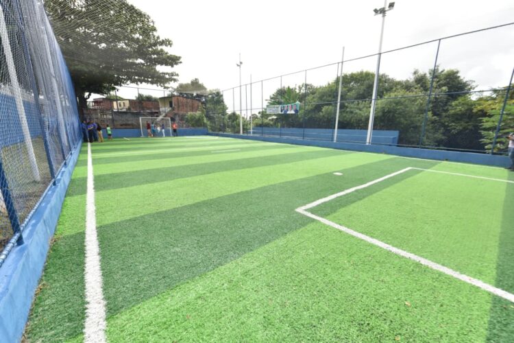 Em dia de jogo do Brasil, Prefeitura entrega arena de grama sintética em Cajazeiras XI e supera marca de 100 novos campos em Salvador