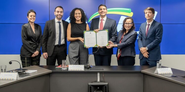 AGU assegura posse de ex‑servidora do Itamaraty afastada após banca racial.