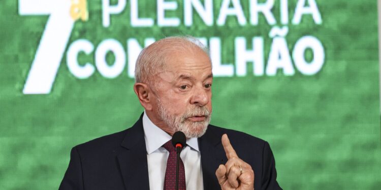 Governo avalia devolução de celular roubado pelos Correios, afirma Lula