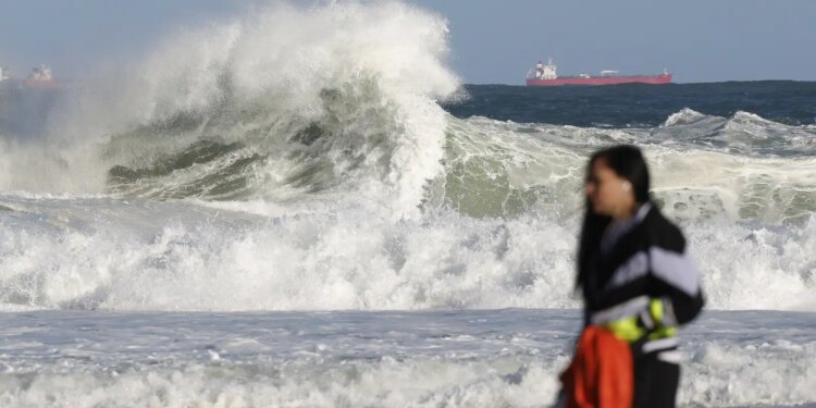 Rio entra em alerta para ressaca e ondas de até 2,5 metros.