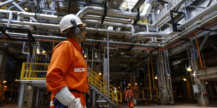 Economia brasileira tem crescimento de 0,1% em abril, aponta estimativa prévia da FGV