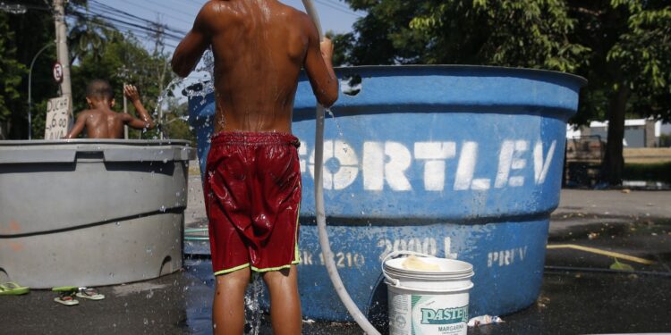 Quase metade das crianças do mundo enfrenta riscos climáticos‬