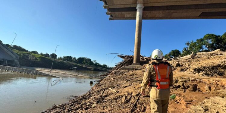 Ponte de R$ 36 milhões desaba no Acre e deixa quatro feridos.