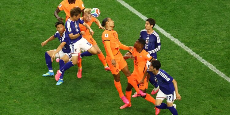 Japão e Holanda empatam em partida de decisão no Grupo F da Copa.