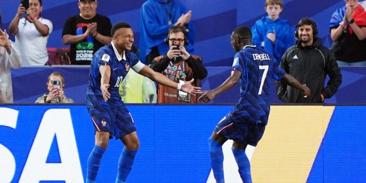 França de Mbappé abre placar contra Iraque após intervalo e chuva.