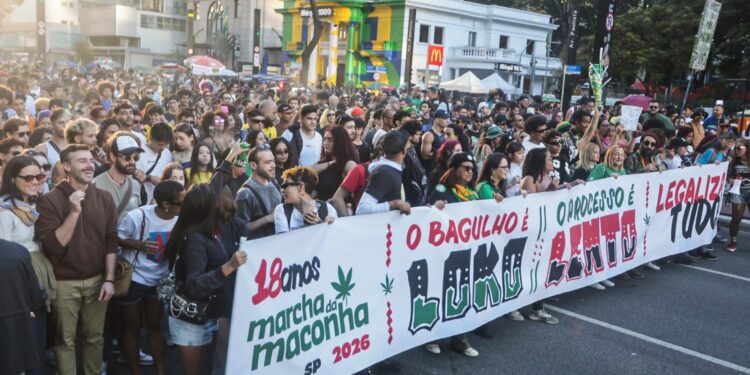 Manifestantes de SP exigem legalização da maconha em marcha nacionalista.