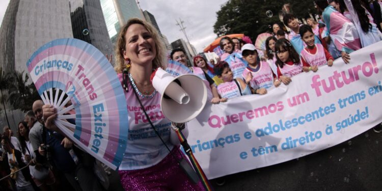 Marcha do Orgulho Trans em São Paulo é cancelada devido a ameaças de violência.