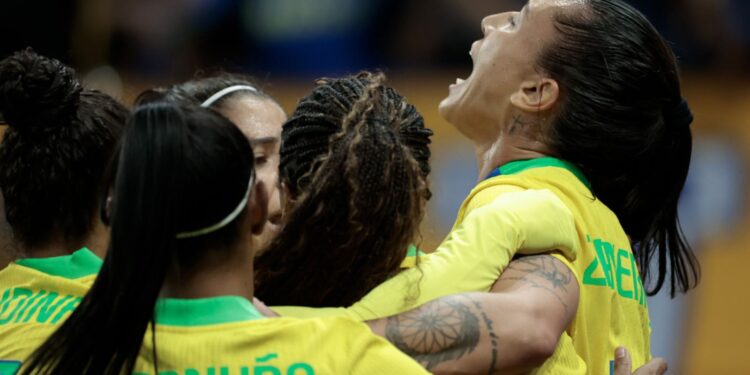 Brasil feminina supera EUA em virada relâmpago e garante vitória histórica.