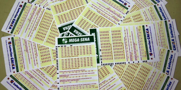 Mega-Sena acumula e prêmio principal chega a R$ 42 milhões.