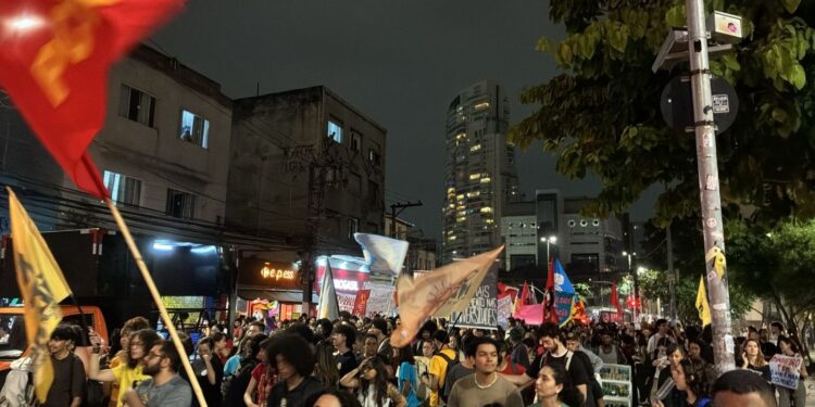 Estudantes de SP protestam contra cortes nas universidades estaduais.