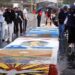 Fiéis enfrentam chuva para confeccionar tapetes de Corpus Christi no Rio
