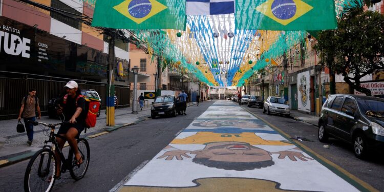 Ruas decoradas para a Copa reforçam laços comunitários no Rio.