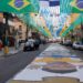 Ruas decoradas para a Copa reforçam laços comunitários no Rio.