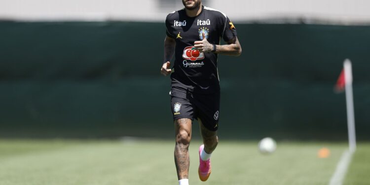 Neymar entra em campo pela primeira vez em treino da seleção brasileira.