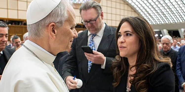 Papa nomeia primeira mulher como chefe de comunicações do Vaticano.