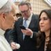 Papa nomeia primeira mulher como chefe de comunicações do Vaticano.