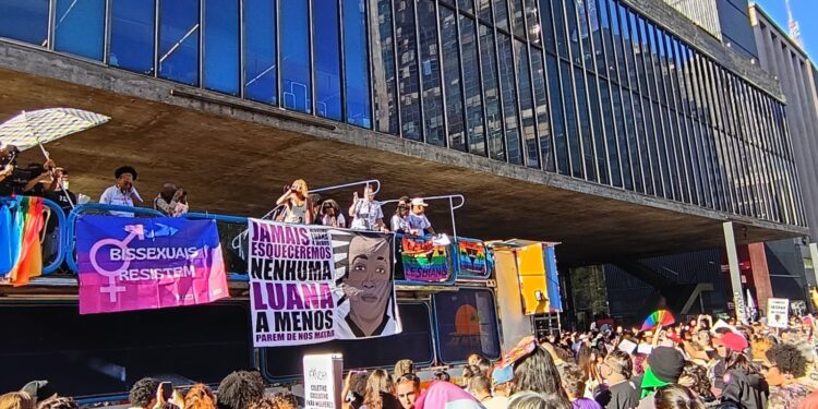 Mulheres lésbicas e bissexuais marcham em São Paulo contra a violência contra a comunidade LGBT.
