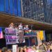 Mulheres lésbicas e bissexuais marcham em São Paulo contra a violência contra a comunidade LGBT.