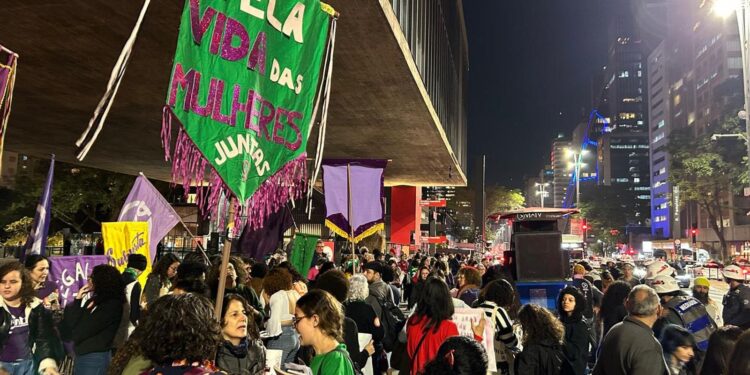 Ato em SP solicita manutenção de norma que permite aborto em casos de estupro.