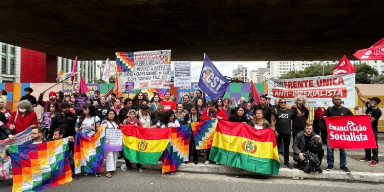 Ato em São Paulo demonstra apoio aos protestos na Bolívia.