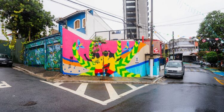 Mural em São Paulo homenageia o futebol feminino um ano antes da Copa no Brasil.