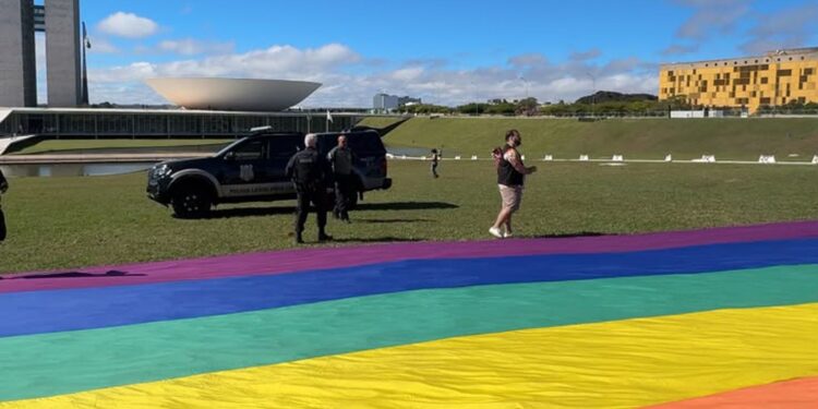 Polícia Legislativa Bloqueia Exibição de Bandeira LGBTQIA+ no Gramado do Congresso.