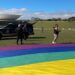 Polícia Legislativa Bloqueia Exibição de Bandeira LGBTQIA+ no Gramado do Congresso.