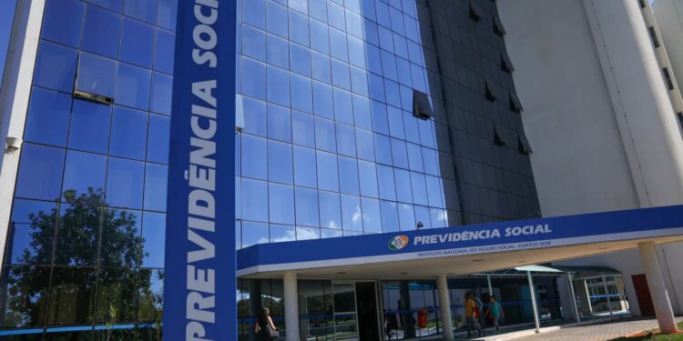 Fila do INSS atinge menor nível em 21 meses, com 1,8 milhão de pedidos.