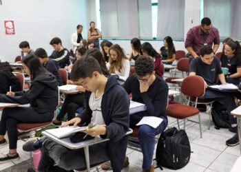 Educação Financeira Pode Ser Incluída no Currículo Escolar