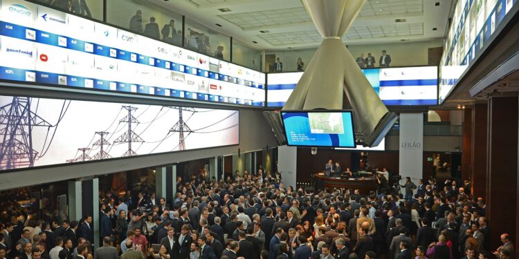 Ibovespa retoma 174 mil pontos impulsionado por expectativa de corte da Selic; dólar recua}