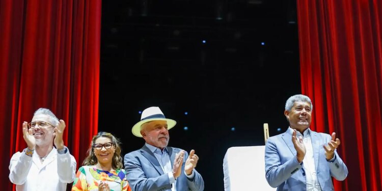 Teatro Castro Alves de Salvador reabre ao público após reforma total e modernização completa.