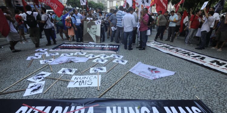 Estado pede desculpas por desaparecimento de aluno da UnB durante a ditadura.