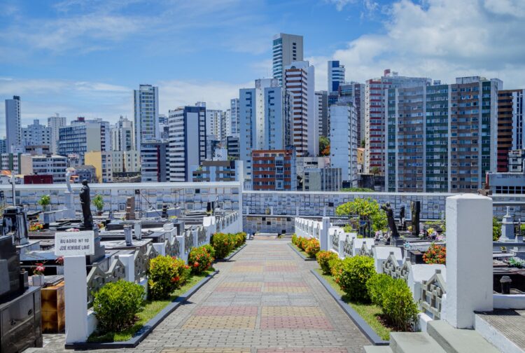 Contrato, carência e cobertura devem ser avaliados antes da contratação de plano funerário