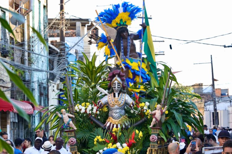 População lota as ruas do Centro Histórico de Salvador para celebrar a Independência do Brasil na Bahia