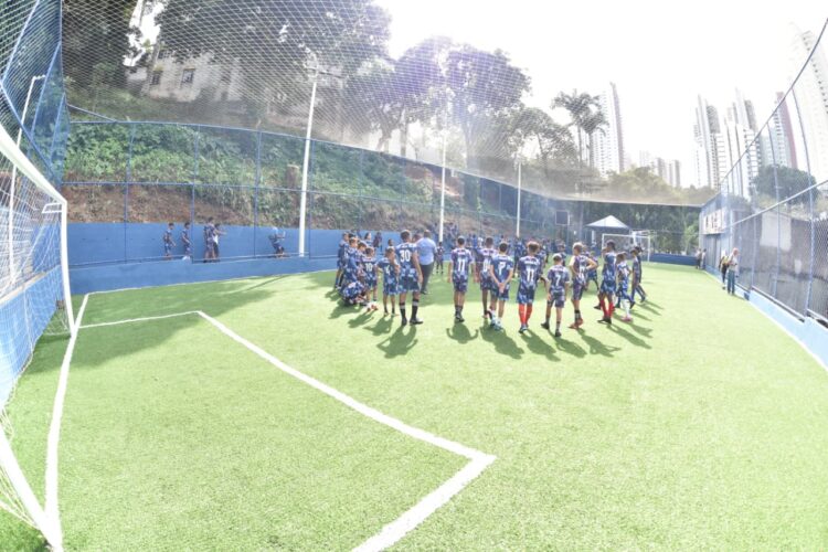 Prefeitura amplia acesso à prática esportiva na Federação após entrega de nova arena com grama sintética
