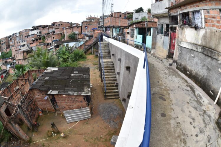 Prefeitura entrega pacote com 12 obras de contenção no Alto da Terezinha e chega a 607 encostas protegidas em Salvador