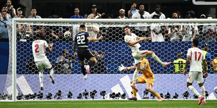 Argentina despacha Inglaterra e vai à final com outra virada incrível