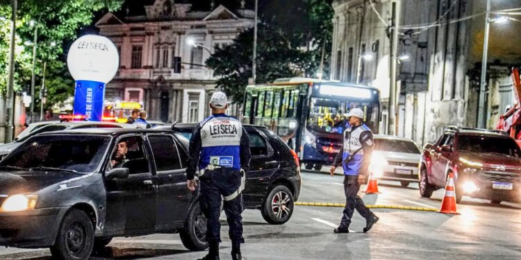 Operação Lei Seca leva educação ao público durante partida da Seleção Brasileira.
