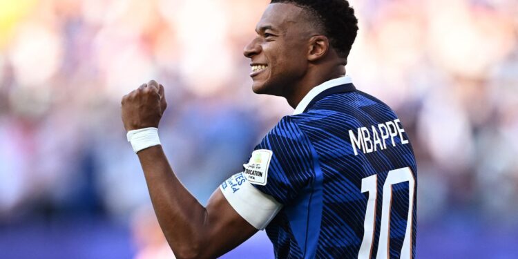 França supera retranca paraguaia com pênalti e garante vaga na Copa.