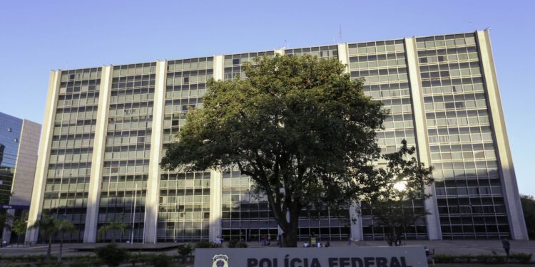 Polícia Federal lança operação para frear lavagem de dinheiro do PCC.