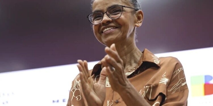 Marina Silva é agraciada com a mais alta honraria francesa em cerimônia em Brasília