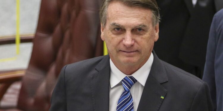 Alexandre de Moraes mantém Bolsonaro em prisão domiciliar.