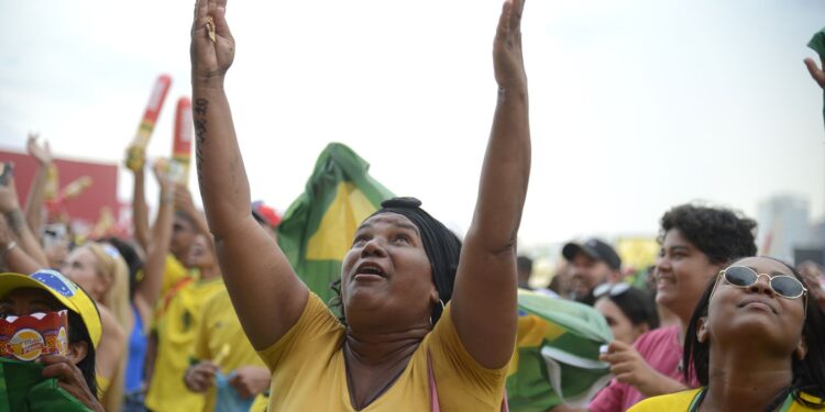 PM intensifica segurança em áreas de concentração de torcedores no Rio.