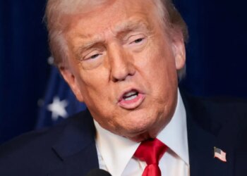 Trump assina decretos e restringe cidadania por nascimento