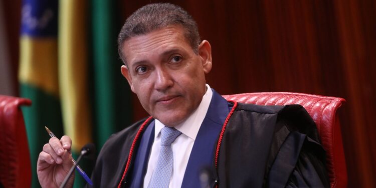 Urna eletrônica é patrimônio da democracia, afirma presidente do TSE