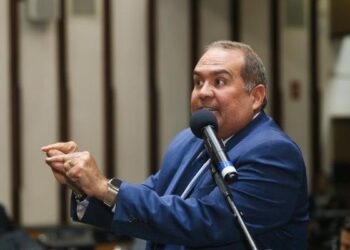 “É o Governo nem-nem: nem fez a ponte e nem consegue administrar o Ferry-Boat”, afirma Sandro Régis sobre demora e atraso na travessia Salvador-Itaparica