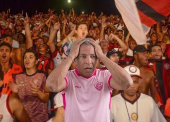 Após vexame no Barradão, Coronel Sturaro paga aposta com hino do Bahia e flexões