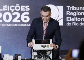 TRE-RJ abre urna para o público e reforça segurança do voto eletrônico